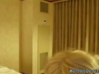 Blondýna marriageable cutie dances a hry na semeno