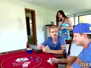 Perv perde in poker ma estremità scopata suo amici eccellente milf
