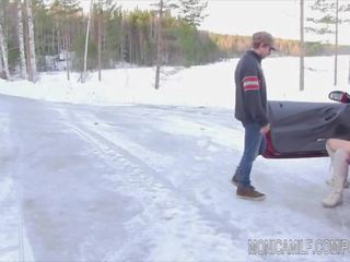 Mobil breakdown untuk penuh gairah monicamilf di itu norwegia winter