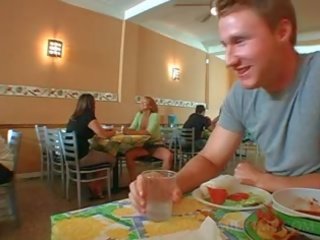 Bitchy milf meniup remaja johnson dalam yang restoran