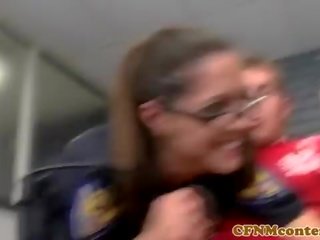 Mujer vestida hombre desnudo policía milfs pajeando su subs