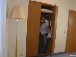 Spanner beobachtet und fickt zwei Milf Lesben