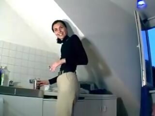 A stunning-looking saksa tütar tegemine tema vitt märg koos a dildo