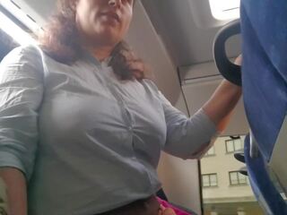 Piilumine võrgutab milf kuni suck&jerk tema putz sisse buss: amatöör seks vägitegu. expressiagirl