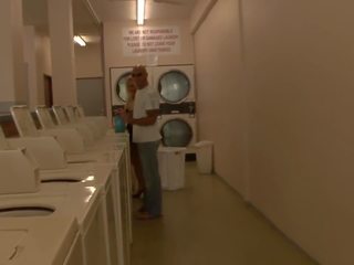 Рус милф избран нагоре в на laundry