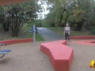Jump et fonctionnement nu en publique parc par katerina-hartlova