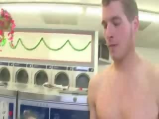 Påkledd milfs svelging dong ved laundrette