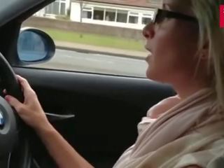 Můj slutty prsatá wifey miluje na pohon a auto bliká ji kozičky