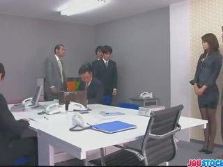 Hojo jugando su coño durante un oficina reunión