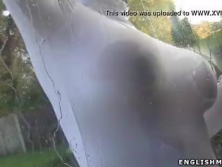 Liels bumbulīši angļi mammīte mazgāšana windows