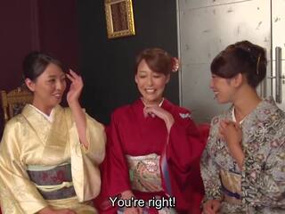 Reiko kobayakawa bersama-sama dengan akari asagiri dan yang additional suitor duduk sekitar dan mengagumi mereka bergaya meiji era kimonos