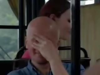 Inang kaakit-akit ay may publiko kahubdan pagtatalik klip sa a bus