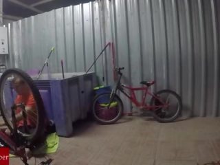 Engrasando la bicicleta y el coño de la gorda grabado con cámara oculta gui030