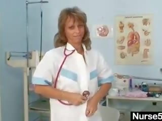 Худенька матуся старший медсестра іграшки її манда на гінекологічний стілець