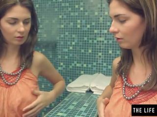 Attraente bruna orologi se stessa in il specchio come lei masturba xxx clip filmati