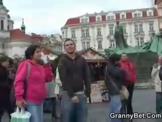 Senelė turistas gauna pasirinkote į viršų ir pounded