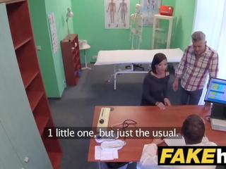 Väärennös sairaalan tšekki lääketieteen mies cums yli marvelous kohteeseen trot huijaaminen wifes tiukka pillua