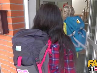 Viltojums hostel divi trakas backpackers iet mežonīga pie the hostel - preview