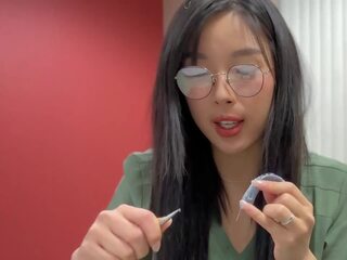 Cudowne azjatyckie medyczne student w okulary i naturalny cipka pieprzy jej tutor i dostaje creampied