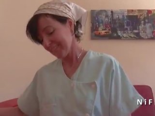Французька мама спокушає stripling і дає її дупа 10 min після рімінг