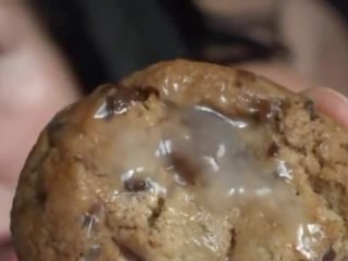 Cookies n krēms - apaļas brunete milks putz & ēdamais sperma aptvēra cepums