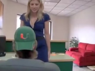 Мама удари син под бюро - орално крем пай гълтане