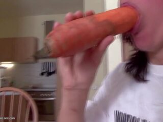 Eerste moeder eikels haar twat met carrot en pissed op