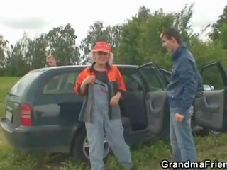 Viejo acompañante toma dos pollas al aire libre