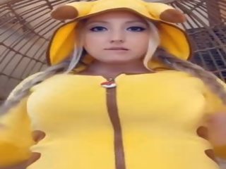 Lacteren blondine vlechten vlechten pikachu zuigt & spits melk op reusachtig boezem stuiteren op dildo snapchat vies film shows