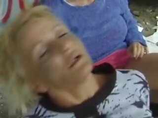ل مجموعة من فاسق ألماني سيدات الحصول على مارس الجنس بواسطة بعض شاق putz في الهواء الطلق