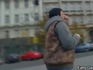 Вона отримує п'яний по a чужий в в ванна кімната