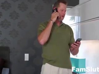 Kyut tinedyer fucks step-dad upang makuha telepono likod | famslut.com