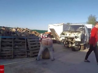 Follada por detrás a la gorda en el vertedero de coches.gui018