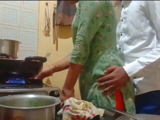 Indisk vacker hustru fick körd medan cooking i köks