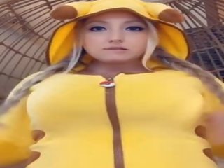 Menyusu si rambut perang tocang pigtails pikachu menghisap & spits susu pada besar payu dara melantun pada dildo/ alat mainan seks snapchat kotor filem rancangan