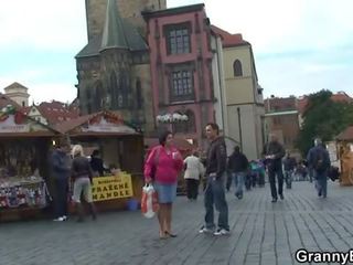 Senelė turistas jumps apie bjaurybė